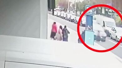 Chodkyně ve Zlíně doplatila na riskantní přebíhání silnice mimo přechod: Srazilo ji projíždějící auto