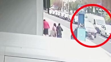 Chodkyně ve Zlíně doplatila na riskantní přebíhání silnice mimo přechod: Srazilo ji projíždějící auto