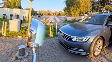 Přehlédnutí výsuvného sloupku: Nevšímavost řidiče skončila vážným poškozením vozidla