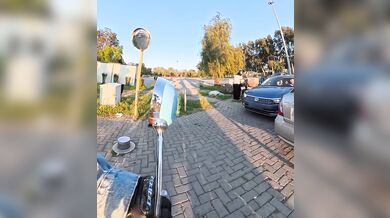 Přehlédnutí výsuvného sloupku: Nevšímavost řidiče skončila vážným poškozením vozidla