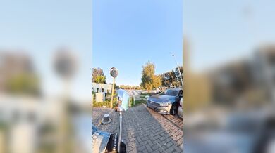 Přehlédnutí výsuvného sloupku: Nevšímavost řidiče skončila vážným poškozením vozidla