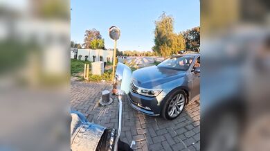 Přehlédnutí výsuvného sloupku: Nevšímavost řidiče skončila vážným poškozením vozidla