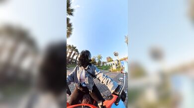 Přehlédnutí výsuvného sloupku: Nevšímavost řidiče skončila vážným poškozením vozidla