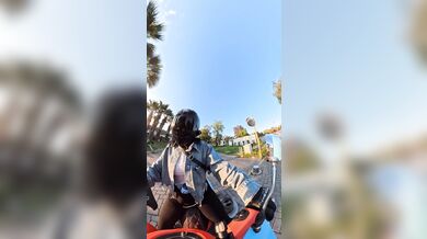 Přehlédnutí výsuvného sloupku: Nevšímavost řidiče skončila vážným poškozením vozidla