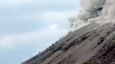 Hazard u kráteru Santiaguito: Turisté prchali před dopadajícími balvany během náhlé erupce