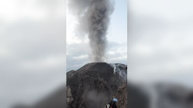 Hazard u kráteru Santiaguito: Turisté prchali před dopadajícími balvany během náhlé erupce