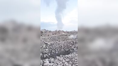 Hazard u kráteru Santiaguito: Turisté prchali před dopadajícími balvany během náhlé erupce