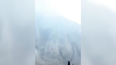 Hazard u kráteru Santiaguito: Turisté prchali před dopadajícími balvany během náhlé erupce