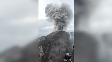 Hazard u kráteru Santiaguito: Turisté prchali před dopadajícími balvany během náhlé erupce