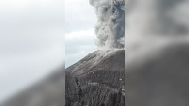 Hazard u kráteru Santiaguito: Turisté prchali před dopadajícími balvany během náhlé erupce