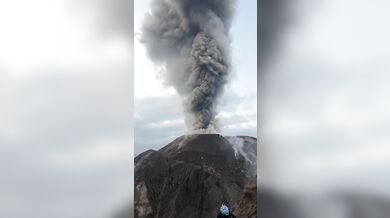 Hazard u kráteru Santiaguito: Turisté prchali před dopadajícími balvany během náhlé erupce