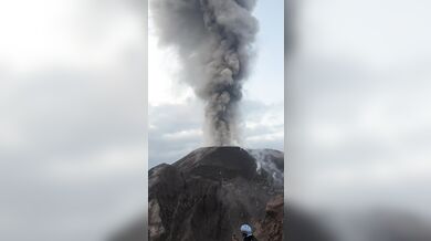 Hazard u kráteru Santiaguito: Turisté prchali před dopadajícími balvany během náhlé erupce