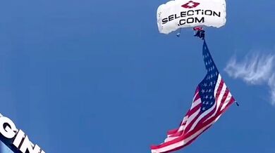 Nebezpečný dopad na stadionu: Parašutista při exhibici Virginia Tech narazil do výsledkové tabule