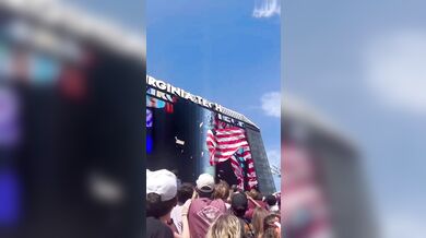 Nebezpečný dopad na stadionu: Parašutista při exhibici Virginia Tech narazil do výsledkové tabule