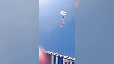 Nebezpečný dopad na stadionu: Parašutista při exhibici Virginia Tech narazil do výsledkové tabule