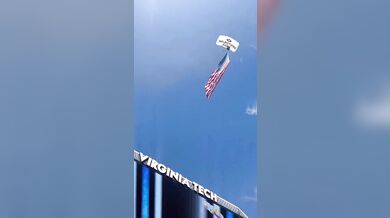 Nebezpečný dopad na stadionu: Parašutista při exhibici Virginia Tech narazil do výsledkové tabule