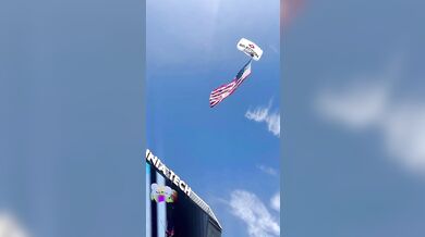 Nebezpečný dopad na stadionu: Parašutista při exhibici Virginia Tech narazil do výsledkové tabule