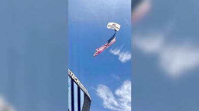 Nebezpečný dopad na stadionu: Parašutista při exhibici Virginia Tech narazil do výsledkové tabule