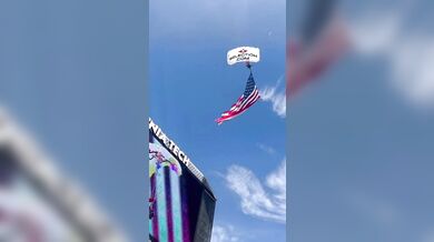 Nebezpečný dopad na stadionu: Parašutista při exhibici Virginia Tech narazil do výsledkové tabule