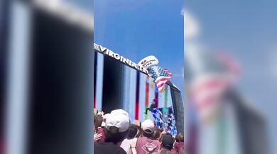 Nebezpečný dopad na stadionu: Parašutista při exhibici Virginia Tech narazil do výsledkové tabule