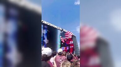 Nebezpečný dopad na stadionu: Parašutista při exhibici Virginia Tech narazil do výsledkové tabule