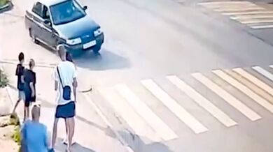 Opilý řidič na zastávce usmrtil patnáctiletou dívku a z místa nehody ujel