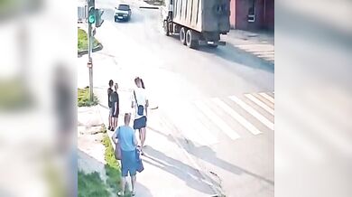 Opilý řidič na zastávce usmrtil patnáctiletou dívku a z místa nehody ujel