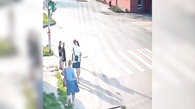 Opilý řidič na zastávce usmrtil patnáctiletou dívku a z místa nehody ujel