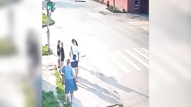 Opilý řidič na zastávce usmrtil patnáctiletou dívku a z místa nehody ujel