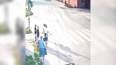 Opilý řidič na zastávce usmrtil patnáctiletou dívku a z místa nehody ujel