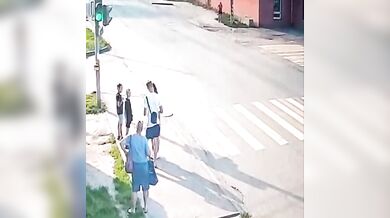 Opilý řidič na zastávce usmrtil patnáctiletou dívku a z místa nehody ujel