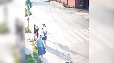 Opilý řidič na zastávce usmrtil patnáctiletou dívku a z místa nehody ujel