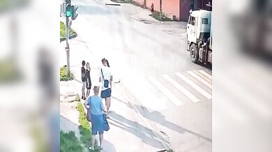 Opilý řidič na zastávce usmrtil patnáctiletou dívku a z místa nehody ujel