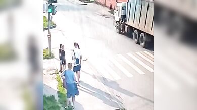 Opilý řidič na zastávce usmrtil patnáctiletou dívku a z místa nehody ujel