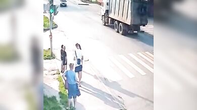 Opilý řidič na zastávce usmrtil patnáctiletou dívku a z místa nehody ujel