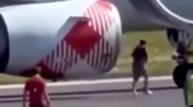 Muž nepřežil skok do motoru letadla po proniknutí na ranvej