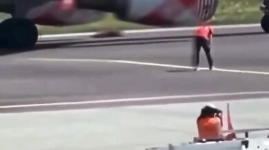 Muž nepřežil skok do motoru letadla po proniknutí na ranvej