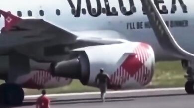 Muž nepřežil skok do motoru letadla po proniknutí na ranvej