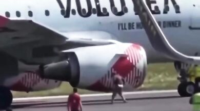 Muž nepřežil skok do motoru letadla po proniknutí na ranvej