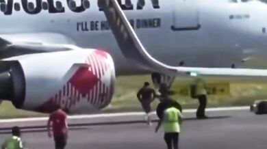 Muž nepřežil skok do motoru letadla po proniknutí na ranvej