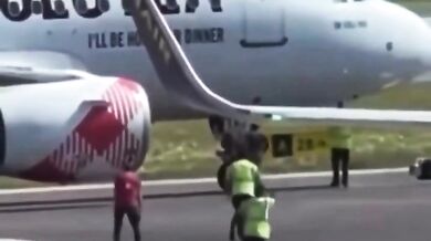 Muž nepřežil skok do motoru letadla po proniknutí na ranvej