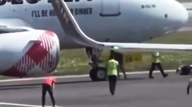 Muž nepřežil skok do motoru letadla po proniknutí na ranvej