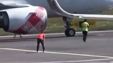 Muž nepřežil skok do motoru letadla po proniknutí na ranvej