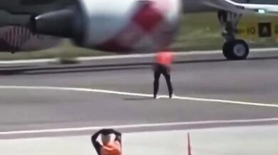 Muž nepřežil skok do motoru letadla po proniknutí na ranvej