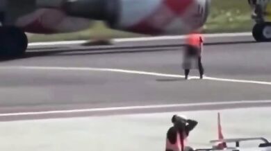 Muž nepřežil skok do motoru letadla po proniknutí na ranvej