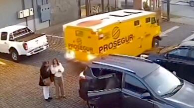 Tragédie v Pucónu: Obrněný vůz při couvání u obchodního domu srazil dvě ženy