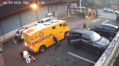 Tragédie v Pucónu: Obrněný vůz při couvání u obchodního domu srazil dvě ženy