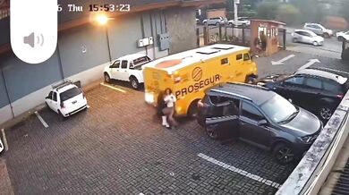 Tragédie v Pucónu: Obrněný vůz při couvání u obchodního domu srazil dvě ženy