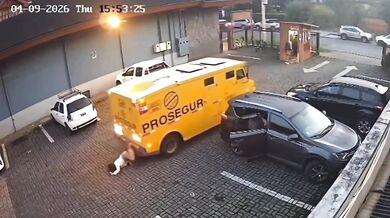 Tragédie v Pucónu: Obrněný vůz při couvání u obchodního domu srazil dvě ženy