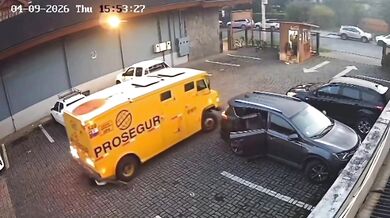 Tragédie v Pucónu: Obrněný vůz při couvání u obchodního domu srazil dvě ženy